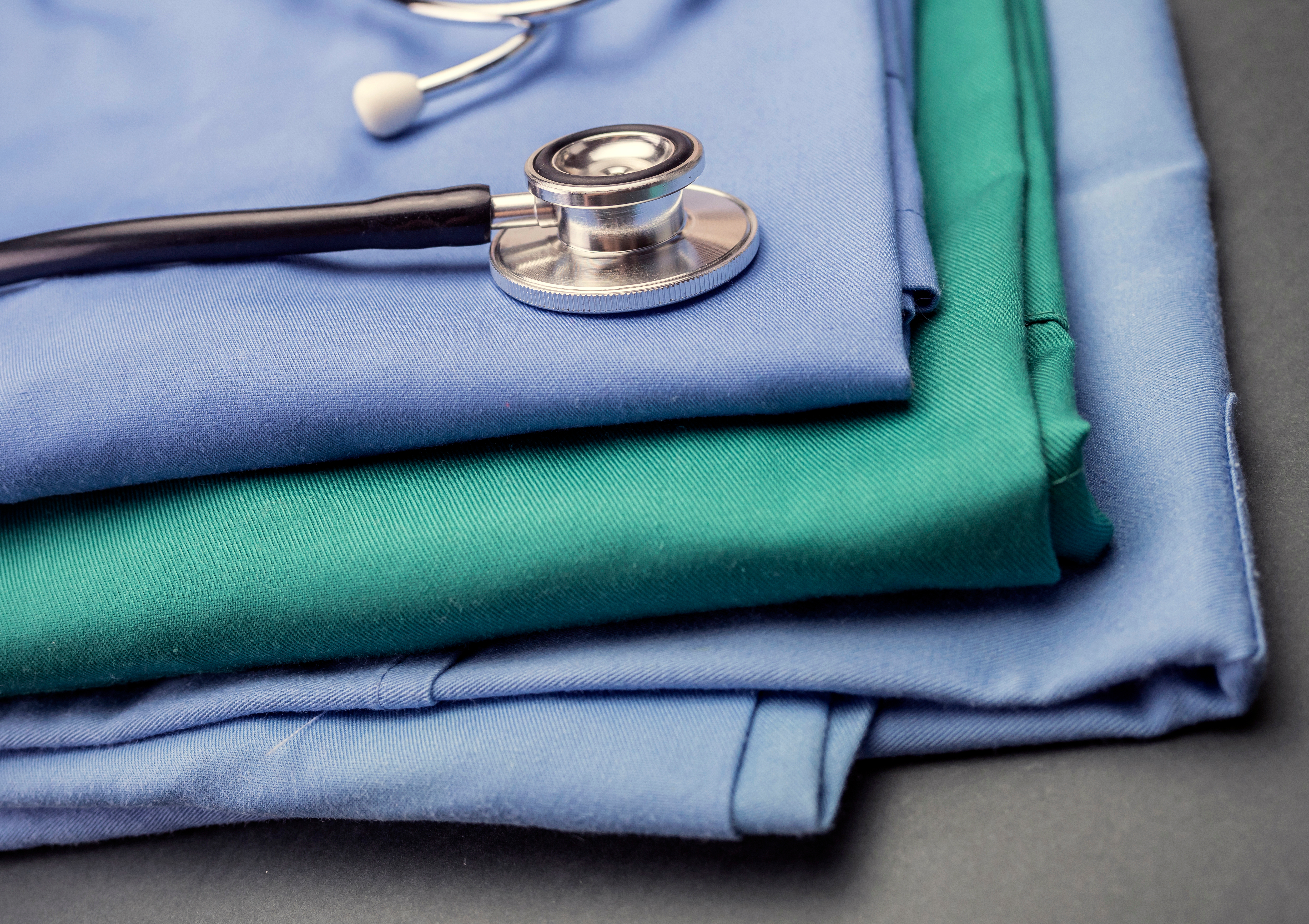 Best Fabric for Medical Scrubs: Cotton vs Polyester vs Blends